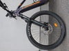 Detail des Vorderrads eines E-Mountainbikes mit Maxxis-Logo.