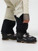 Schwarzer Atomic-Skischuh mit beige-schwarzer Hose.