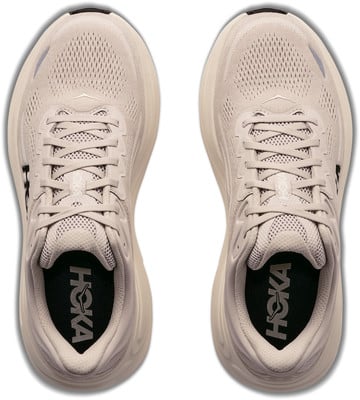 Draufsicht auf beigefarbene HOKA-Laufschuhe mit Schnürsenkeln und HOKA-Logo. Draufsicht auf beigefarbene HOKA-Laufschuhe mit Schnürsenkeln und HOKA-Logo.