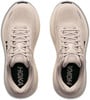 Draufsicht auf beigefarbene HOKA-Laufschuhe mit Schnürsenkeln und HOKA-Logo.