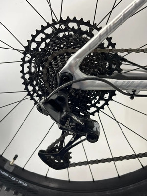 SRAM-Schaltwerk an einem Mountainbike mit Kassette. SRAM-Schaltwerk an einem Mountainbike mit Kassette.