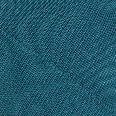 Detail eines Strickmaterials in dunkelblaugrüner Farbe mit feinem Muster. Detail eines Strickmaterials in dunkelblaugrüner Farbe mit feinem Muster.