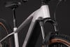 Vorderseite eines Cube E-Bikes mit Federgabel und schwarzem Akku.