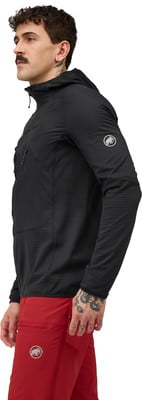 Mann in schwarzer Kleidung mit roter Hose und Tätowierungen am Arm. Mann in schwarzer Kleidung mit roter Hose und Tätowierungen am Arm.