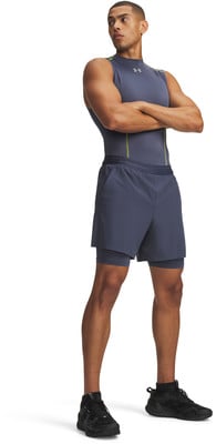 Ein Mann in dunkelblauer Sportkleidung mit verschränkten Armen. Ein Mann in dunkelblauer Sportkleidung mit verschränkten Armen.