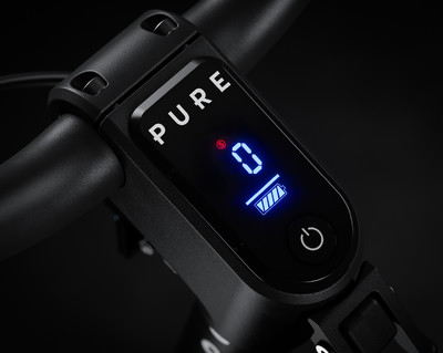 Detail eines E-Scooter-Displays von PURE mit Geschwindigkeitsanzeige 0 und Akku-Anzeige. Detail eines E-Scooter-Displays von PURE mit Geschwindigkeitsanzeige 0 und Akku-Anzeige.