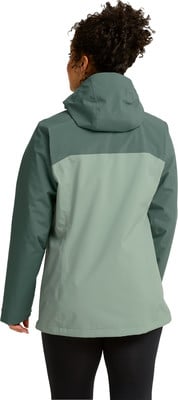 Rückansicht einer Damenjacke mit Kapuze in Dunkelgrün und Hellgrün. Rückansicht einer Damenjacke mit Kapuze in Dunkelgrün und Hellgrün.
