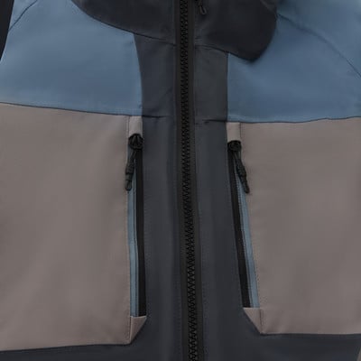 Detail einer Jacke mit Farbblöcken und Reißverschlusstaschen. Detail einer Jacke mit Farbblöcken und Reißverschlusstaschen.