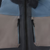 Detail einer Jacke mit Farbblöcken und Reißverschlusstaschen.