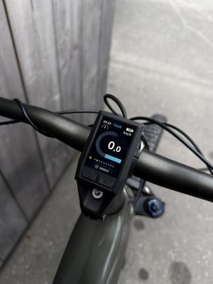 Das E-Bike-Display zeigt 0,0 km/h und den Batteriestatus an. Das E-Bike-Display zeigt 0,0 km/h und den Batteriestatus an.