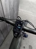 Das E-Bike-Display zeigt 0,0 km/h und den Batteriestatus an.