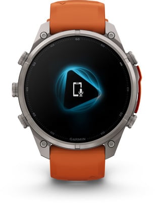 Eine Garmin Smartwatch mit orangefarbenem Armband und Mikrofonsymbol. Eine Garmin Smartwatch mit orangefarbenem Armband und Mikrofonsymbol.