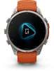 Eine Garmin Smartwatch mit orangefarbenem Armband und Mikrofonsymbol.