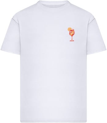 Weißes T-Shirt mit kleinem Bild eines Cocktails mit Orange.