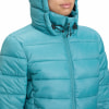 Eine türkisfarbene Daunenjacke für Damen mit Kapuze und Reißverschluss.