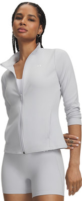 Frau in grauem Jacket und Shorts mit Under Armour Logo. Frau in grauem Jacket und Shorts mit Under Armour Logo.