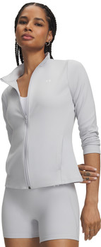 Frau in grauem Jacket und Shorts mit Under Armour Logo.