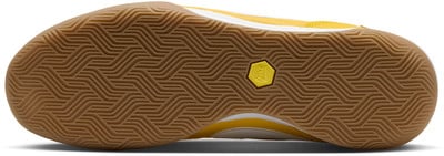Die Sohle eines gelben Nike-Schuhs mit ausgeprägtem Muster und Nike-Logo.