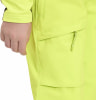 Detail einer Hand und einer Tasche an einer neongelben Hose.