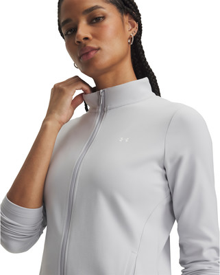 Eine Frau trägt eine graue Jacke mit Under Armour Logo. Eine Frau trägt eine graue Jacke mit Under Armour Logo.