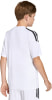 Junge in weißem T-Shirt mit schwarzen Streifen an Schultern und Hosenbeinen.