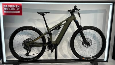 Grünes E-Bike mit Federung und FIRMEN RADL.AT Logo. Grünes E-Bike mit Federung und FIRMEN RADL.AT Logo.