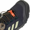 Detail eines Adidas Wanderschuhs mit orangefarbenen Schlaufen und Schnellverschluss.