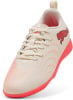 Beige Puma Hallenschuhe mit rosa Logo und Sohle.