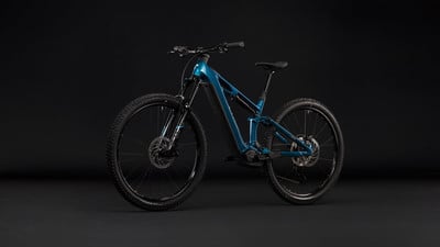 Blaues E-Mountainbike mit Federung auf schwarzem Hintergrund. Blaues E-Mountainbike mit Federung auf schwarzem Hintergrund.