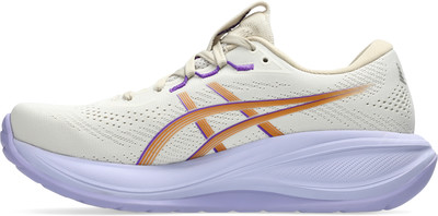 Beige Laufschuhe mit orange-violetten Streifen und hellvioletter Sohle.