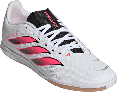 Bílá fotbalová obuv Adidas Predator s růžovými pruhy a černou tkaninou. Bílá fotbalová obuv Adidas Predator s růžovými pruhy a černou tkaninou.
