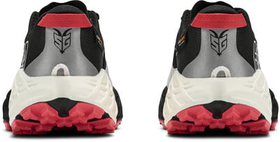Rückansicht eines Paares schwarzer Sportschuhe mit roter Sohle und Logo. Rückansicht eines Paares schwarzer Sportschuhe mit roter Sohle und Logo.