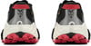 Rückansicht eines Paares schwarzer Sportschuhe mit roter Sohle und Logo.