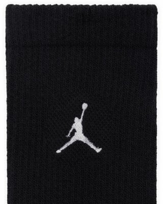 Fekete zokni fehér Jordan Jumpman logóval a közepén. Fekete zokni fehér Jordan Jumpman logóval a közepén.