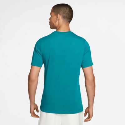 Rückansicht eines Mannes in einem teal-farbenen T-Shirt und weißen Shorts. Rückansicht eines Mannes in einem teal-farbenen T-Shirt und weißen Shorts.