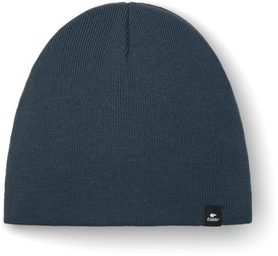Eine blaue Strickmütze mit Eisbär-Logo in der Ecke.
