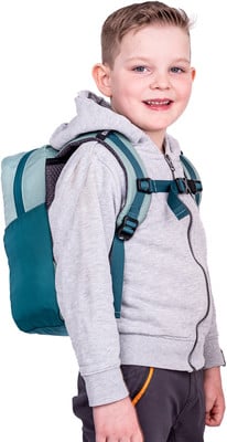 Ein Junge mit Rucksack lächelt auf weißem Hintergrund.