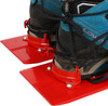 Rote Schneeschuhe mit blauen Stiefeln, die mit einer Schnur befestigt sind.