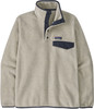 Hellbeiger Fleece-Pullover mit dunkelblauem Kragen und Brusttasche.
