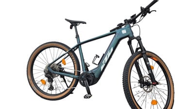 Grünes KTM Mountain E-Bike mit Federung und breiten Reifen. Grünes KTM Mountain E-Bike mit Federung und breiten Reifen.