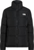 Schwarze Daunenjacke mit hohem Kragen und Logo auf der Brust.