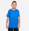 Junge in einem blauen Nike-T-Shirt und schwarzen Shorts mit Logo.