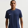 Mann in dunkelblauem Nike T-Shirt mit weißem Logo und Rand.