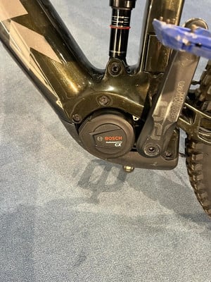 Rahmendetail eines E-Bikes mit Bosch-Motor und Kurbeln Rahmendetail eines E-Bikes mit Bosch-Motor und Kurbeln