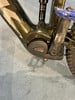 Rahmendetail eines E-Bikes mit Bosch-Motor und Kurbeln