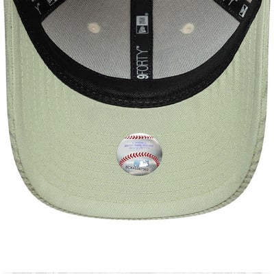 Detail baseballové nálepky na kšiltovce s logem MLB. Detail baseballové nálepky na kšiltovce s logem MLB.