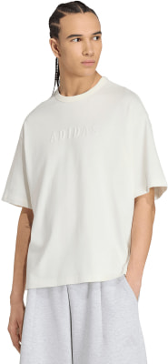 Mann in weißem T-Shirt mit Adidas-Logo und grauer Jogginghose. Mann in weißem T-Shirt mit Adidas-Logo und grauer Jogginghose.