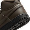 Detail der Sohle eines braunen Nike-Schuhs mit starkem Profil.