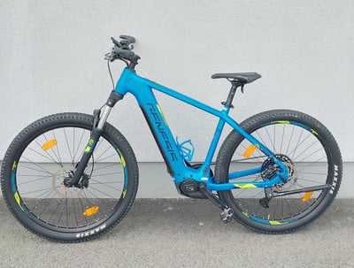 Blaues E-Mountainbike mit Ständer und Reflektoren an den Rädern. Blaues E-Mountainbike mit Ständer und Reflektoren an den Rädern.