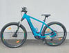 Blaues E-Mountainbike mit Ständer und Reflektoren an den Rädern.